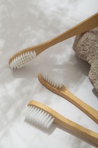 Brosse à dents naturelle avec poils doux au charbon de bois, manche en plastique, jetable, écologique, pour hôtel, maison et voyage - Product Image 2
