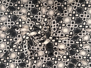 Tissu en coton GPO géométrique noir et blanc de qualité supérieure, directement de l'usine - Matière en dentelle guipure à contraste élevé pour robes - Product Image 5