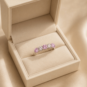 Bijoux fins en or 10 carats avec diamants de laboratoire roses clairs et blancs taille brillant, sertis en pavé à cinq pierres, certifiés IGI, vente en gros OEM - Product Image 2