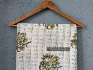 Tela de Algodón Estampada a Mano con Motivos Florales Tradicionales de Jaipur, India, para la Confección de Prendas y la Elaboración de Colchas - Product Image 6