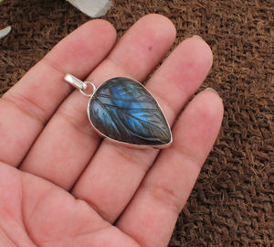 Pendentif Poire Vintage en Labradorite Naturelle Sculptée à la Main, Collier Goutte d'Eau à Éclat Bleu, Bijoux en Argent Sterling 925, Fabrication Artisanale - Product Image 2
