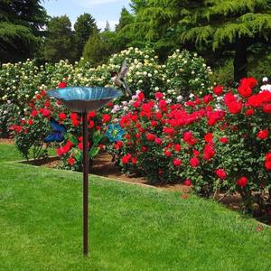 Baño para pájaros hecho a mano con flores y mariposas, estaca de jardín para exteriores con detalles metálicos y pedestal, comedero para pájaros para decoración de patio y césped. - Product Image 4