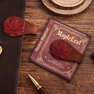 Accessoire de lecture personnalisé en gros avec marque-page en cuir artisanal motif feuille d'érable pour un cadeau attentionné, en vente - Product Image 3