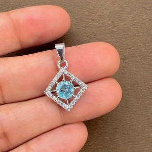 Colgante de Plata de Ley Bañada en Rodio con Topacio Azul Cuadrado y Engaste de Garra, Hecho a Mano, Minimalista, de Moda, Venta al por Mayor Rhaya Jewels - Product Image 3