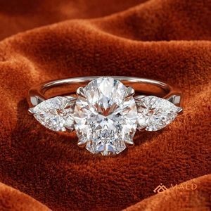 Bague en moissanite ronde à trois pierres pour femme, ton argenté, bijoux de fiançailles et d'anniversaire, style élégant au quotidien - Product Image 3
