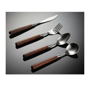 Ensemble de couverts de style scandinave, 4 pièces en acier brossé avec manches en bois effilées, couverts de cuisine modernes du milieu du siècle - Product Image 2