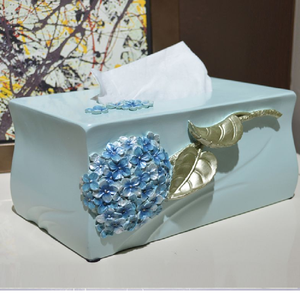 Caja de pañuelos de metal plateado con intrincados recortes florales para decoración coordinada, disponible a precio de mayoreo. - Product Image 5