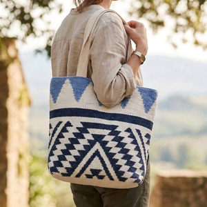 Bolso de Hombro Elegante Blanco Kilim de Gran Tamaño, Bolso de Doble Correa Kilim con Patrón Geométrico Negro Personalizado, Bolso Casual Ideal para Viajes - Product Image 4
