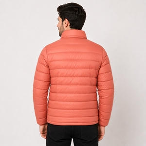 Vêtements d'extérieur matelassés prêts pour l'hiver, conçus pour un confort léger et une isolation fiable, pour une tenue élégante par temps froid. - Product Image 3