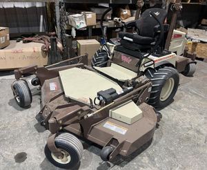 Tondeuse à gazon fiable Grasshopper 900D disponible à la vente, dotée d'un moteur de 25 chevaux, de lames commerciales durables et d'un maniement fluide. - Product Image 5