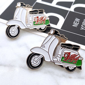 Badge en émail souple avec fermoir papillon - Product Image 2