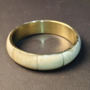 Bracelet classique en os naturel poli et lisse – Bracelet artisanal en os crème massif avec cœur en laiton – Intemporel et durable - Product Image 3