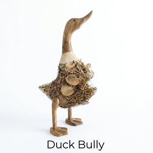 Escultura de pato Bullu artesanal de madera, estatua de animal rústica de raíz de teca y bambú, linda patita decorativa para mesa o suelo que realza espacios. - Product Image 1