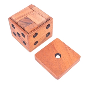 Caja de rompecabezas de madera intrincada con diseño inspirado en dados, con múltiples bloques entrelazados y tapa extraíble - Product Image 4