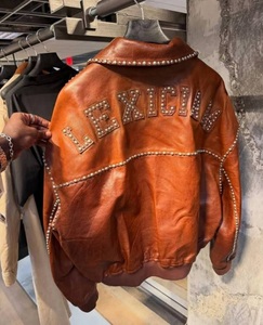 Blouson aviateur vintage en cuir marron pour homme, avec rivets, logo lettré au dos, col rabattable, finition vieillie, fermeture éclair - Product Image 2