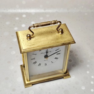 Horloge de bureau traditionnelle en laiton, forme rectangulaire, mouvement à quartz, chiffres romains, fonctionne à piles, affichage à aiguilles - Product Image 4