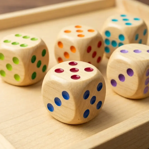 Jeu de dés en bois multifonctionnel fait main, peint avec des points colorés, boîte ronde et étui, accessoire de jeu de société familial pour les soirées - Product Image 1