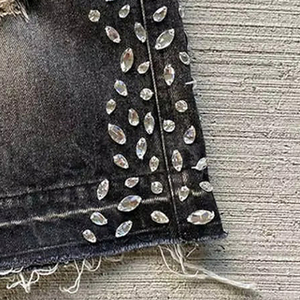 Shorts en jean déchirés pour homme, taille haute, avec détails en strass, style streetwear décontracté, pour l'été - Product Image 3