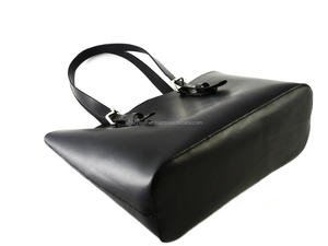 Sac fourre-tout de sport ALBORZ en cuir véritable noir avec logo personnalisé pour femme, idéal pour le quotidien, les voyages et la plage - Product Image 4
