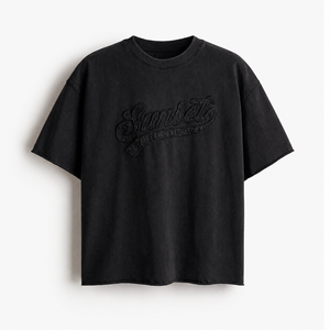 เสื้อยืดโอเวอร์ไซส์สีดำผ้าฝ้ายปักลายขาดๆ แขนสั้นสไตล์วินเทจ ซักแล้ว ใส่สบายๆ สำหรับผู้ชาย รับผลิตแบบ OEM - Product Image 1