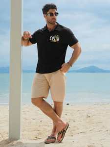 Polo noir pour homme avec imprimé palmiers et lettres, style vacances, été - Product Image 3