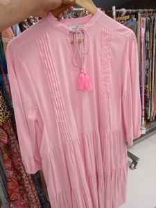 Elegante Vestido Maxi Kurti con Cuello Drapeado en Color Champán Brillante, Textura de Cebra, Sofisticado, Acabado Satinado, Elástico, Estilo Boho, Ajustable - Product Image 2