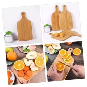 Planche à découper rectangulaire en bois naturel écologique avec poignée intégrée et trou de suspension, épaisseur 1,5 cm, compatible lave-vaisselle - Product Image 2