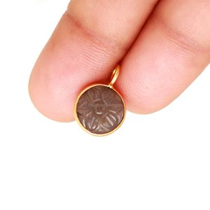 Colgante de Flor Tallada en Piedra Lunar Gris Natural con Baño de Oro Vermeil, Plata de Ley 925, Gema de Piedra Lunar, Joyería de Cristal Curativo - Product Image 2