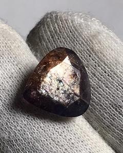 Iolite naturelle taillée en cœur, effet sanglant. Iolite en paillettes multiples, pierre précieuse à effet sanglant. - Product Image 2