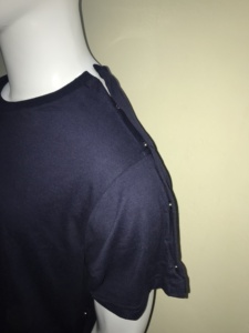 Haut décontracté unisexe en jersey 100 % coton, uni, à boutons-pression, coupe oversize, 240 g, pour homme, avec accès à l'épaule gauche, idéal pour la rééducation post-chirurgicale et l'hôpital. - Product Image 2