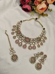 Conjunto de gargantilla étnica con piedras pesadas y gemas en forma de pera, pendientes a juego, Maang Tikka, colección de joyería nupcial - Product Image 6
