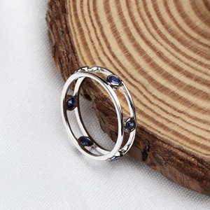 Bague double en argent sterling 925 massif avec saphir bleu naturel rond serti clos, bijoux fins Memoria Jewels, vente en gros - Product Image 4