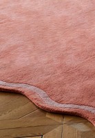 Tapis en laine rose fait main, tufté sur mesure, design sculpté moderne, tapis artisanal haut de gamme en couleur vin et prune pour la maison et le bureau