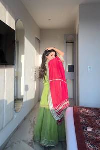 Costume Anarkali brodé vert avec dupatta rose, longueur au sol, vêtements traditionnels indiens et pakistanais pour femmes, en soie, pour mariage - Product Image 5