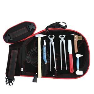 Équipement de fermeur avec coupe-crevasses, pince à retirer les sabots, tablier en cuir, marteau à clous, couteau à boucles, polissoir à sabots et sertisseuse - Product Image 1