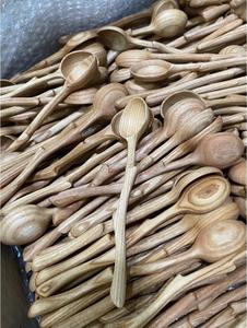 Cuchara de madera de alta calidad para servicio de catering en el hogar y preparación de alimentos con superficie de acabado suave. - Product Image 5