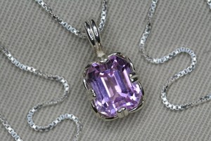 จี้คุณภาพสูงทำจากพลอยคุนไซต์ธรรมชาติแท้ สีชมพูม่วง ประดับเงินแท้ ของขวัญสำหรับเธอ เครื่องประดับอันหรูหรา - Product Image 4