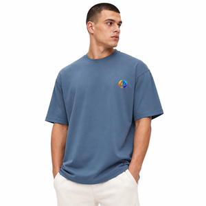 Camiseta informal extragrande para hombre con corte holgado, tela suave, mangas cortas y cuello redondo que ofrece movimiento cómodo para los días de verano. - Product Image 1