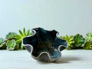 Petit bol vert sarcelle et argenté, design géode en résine époxy fait main, bol de service, cadeau de pendaison de crémaillère, décoration intérieure - Product Image 2