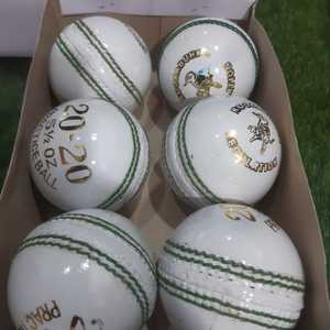 Pelota de críquet de práctica Kookaburra, blanca, de cuero duro, para bate de sauce inglés. - Product Image 6