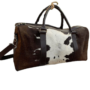 Bolsa de Viaje de Cuero Vacuno con Cierre de Cremallera, Bolsa de Fin de Semana Resistente, Diseño Estampado en Marrón y Blanco - Product Image 2