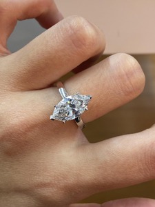 แหวนหมั้นเพชรเม็ดเดี่ยวทรงมาร์คีส์ 3 กะรัต ทองคำขาว 14K ได้รับการรับรองจาก IGI เพชรเพาะเลี้ยงในห้องปฏิบัติการ ความใส VS+ สี E-F ตัวเรือนแบบหนามเตย - Product Image 3