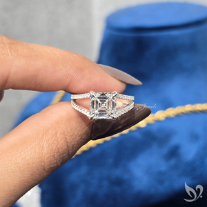 Anillo de compromiso llamativo con diamante de laboratorio de corte Asscher de 3 quilates certificado por IGI, con pavé dividido en el tallo, en oro blanco de 10K - Product Image 5