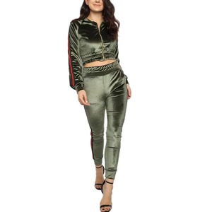 Conjunto Deportivo de Terciopelo Verde para Mujer, Top Corto con Cierre Completo y Bolsillos Laterales con Raya Roja, Corte Ajustado, Estilo Deportivo, Ropa de Otoño - Product Image 1