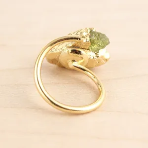 แหวนทอง 18k ชุบทองเหลืองประดับด้วยหินธรรมชาติสีน้ำเงินแบบ Geode Druzy และหินเพอริดอทดิบ ขายส่งเครื่องประดับขายดีที่สุด - Product Image 3