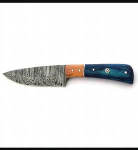 Couteau utilitaire artisanal en acier Damas avec manche bicolore bleu et bois naturel, personnalisable OEM - Product Image 1