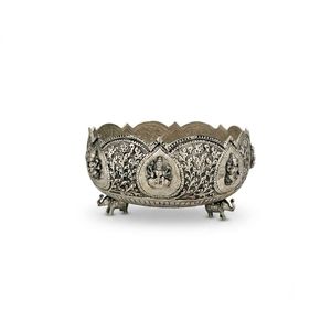 Urli con finas grabas de Ashtalakshmi y patas de elefante - Product Image 1