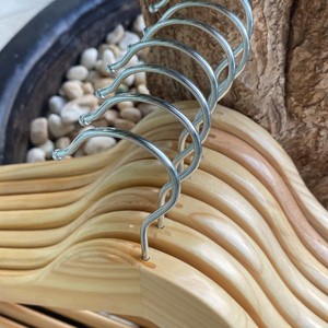 Cintres en bois de pin écologiques, durables et multifonctionnels pour hôtels, complexes hôteliers, rangement de garde-robe, avec crochet chromé argenté ou doré - Product Image 4
