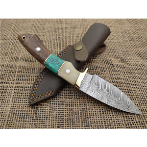 Couteau artisanal en acier Damas avec manche en bois, détail en pierre naturelle et étui en cuir pour usage extérieur - Product Image 6
