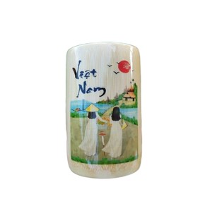 Tube en bambou sculpté à la main, représentant des femmes vietnamiennes en ao dai avec un coucher de soleil et un pont, conteneur de rangement de bureau rustique. - Product Image 2